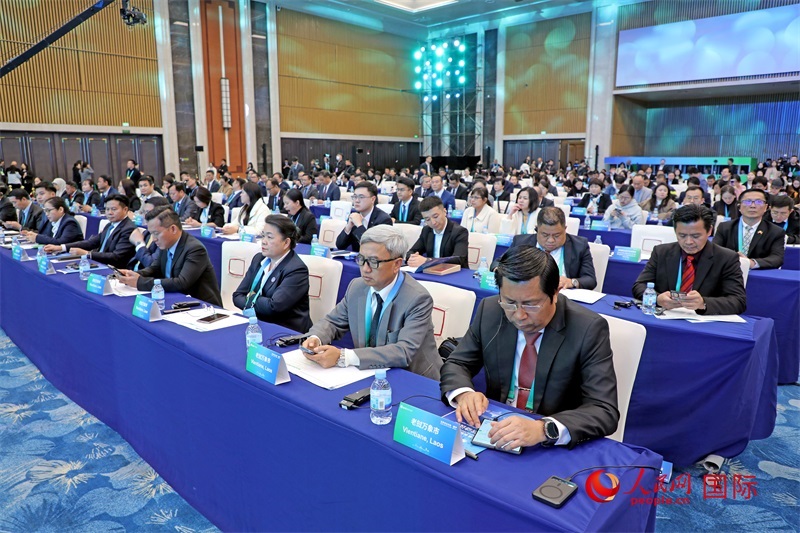 這是1月16日在南寧國際會展中心拍攝的“世界市長對話·南寧”活動現(xiàn)場。人民網(wǎng)記者 趙益普攝