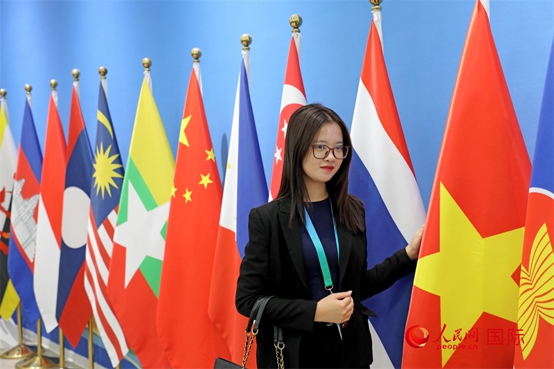 越南芒街市參會代表在南寧國際會展中心參觀。人民網(wǎng)記者 趙益普攝