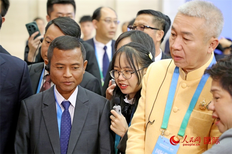 東盟國家市長在觀看、體驗(yàn)?zāi)蠈幏沁z展示。人民網(wǎng)記者 趙益普攝