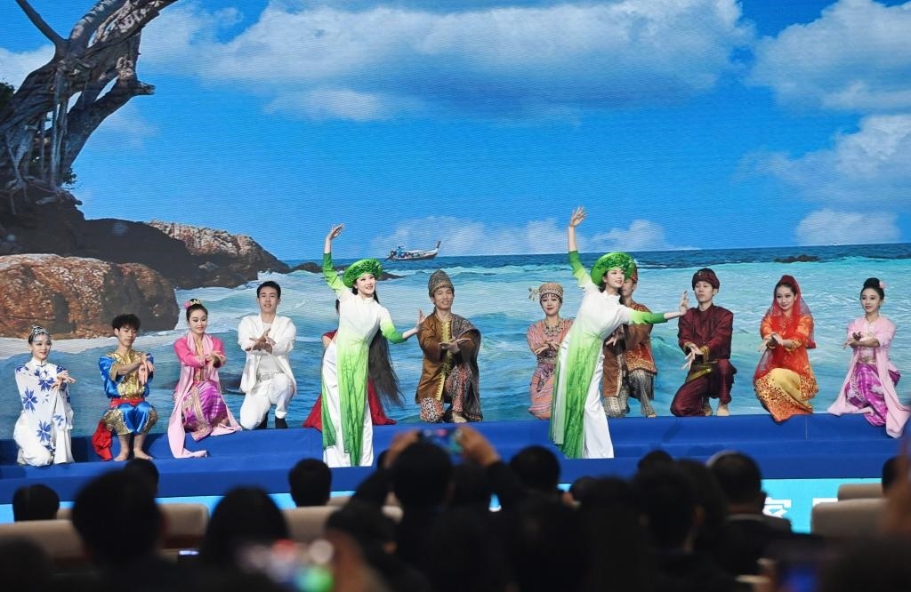 這是1月16日，在南寧國際會展中心，演員在“世界市長對話·南寧”活動間隙表演節(jié)目。新華社記者 陸波岸 攝