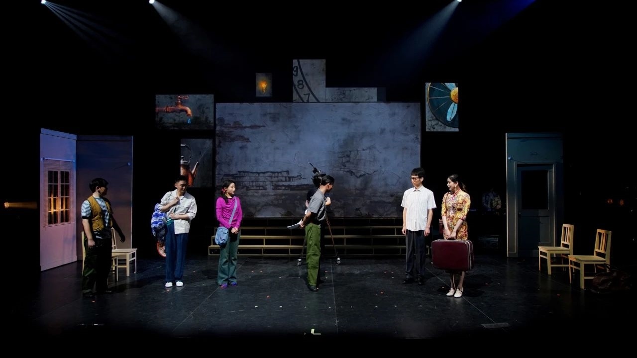話劇《布吉出租屋》劇照。中國(guó)國(guó)家話劇院供圖