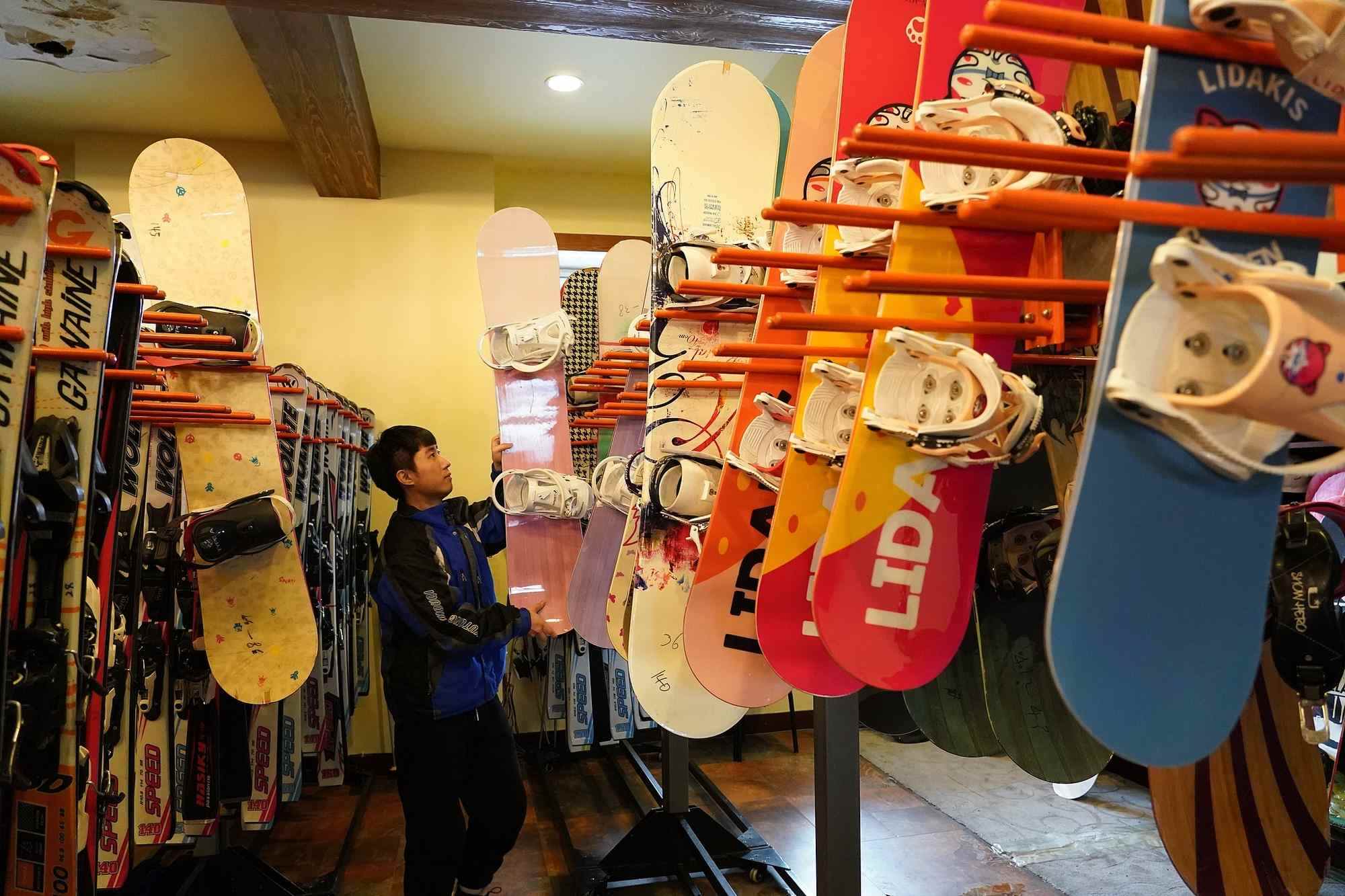 海拉爾滑雪場，工作人員在整理雪具