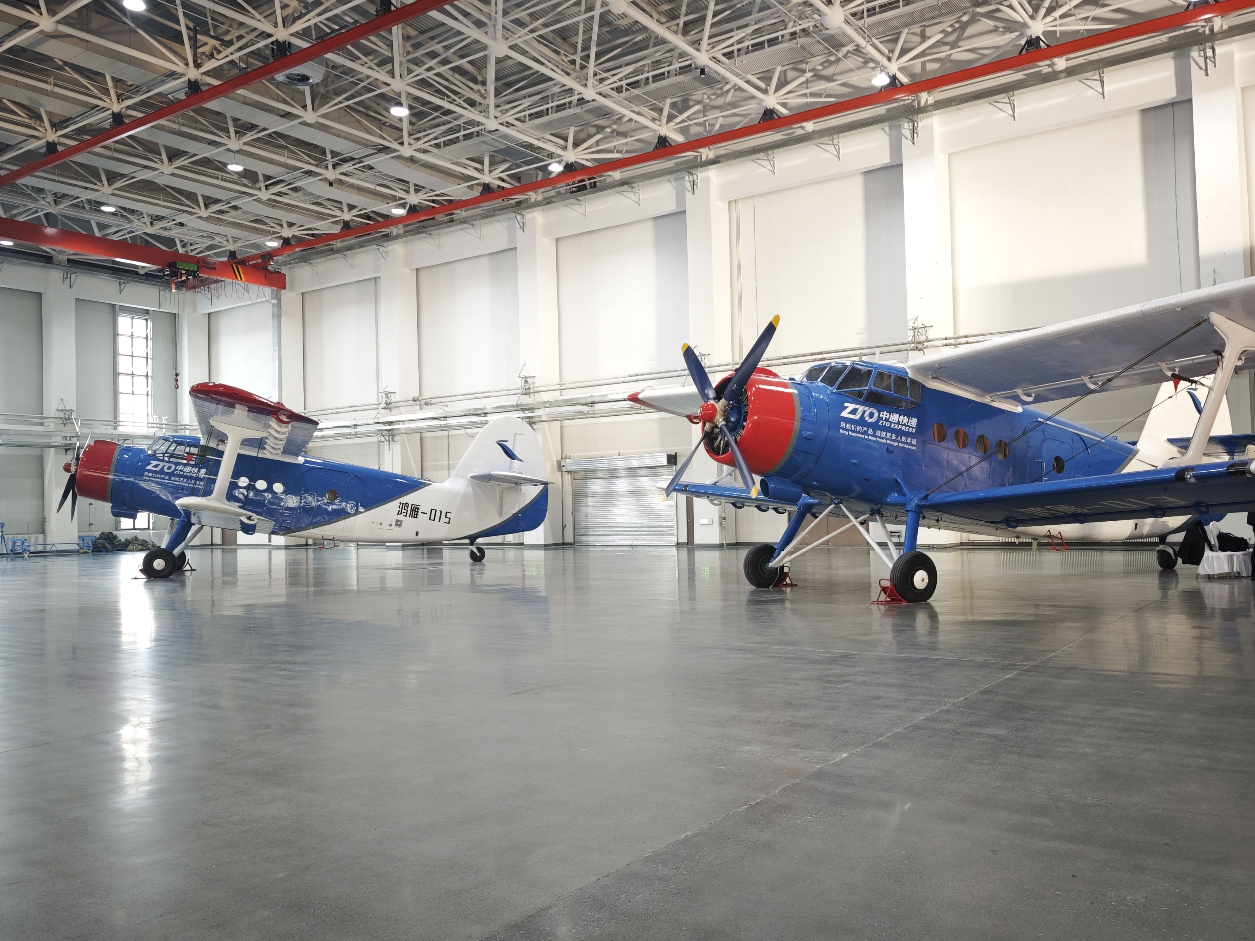 1月20日，停放在交付現(xiàn)場的大型無人機鴻雁（HY100）。新華社記者 茍立鋒 攝