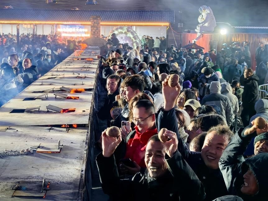 烏蘭哈達火山腳下“千人烤土豆”。人民網(wǎng)記者 苗陽攝