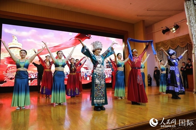 留俄學(xué)生進行民族舞表演。人民網(wǎng)記者 隋鑫攝