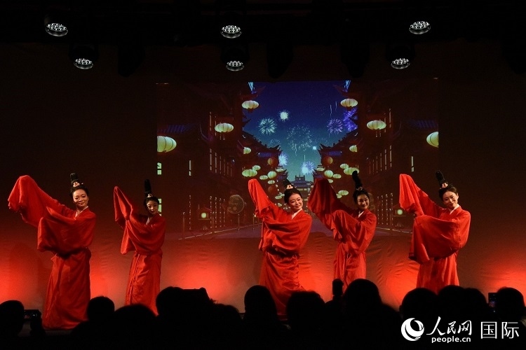 舞蹈《金蛇狂舞》。人民網(wǎng)記者 殷淼攝