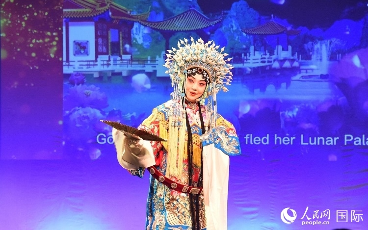 京劇經(jīng)典選段《貴妃醉酒》。人民網(wǎng)記者 殷淼攝