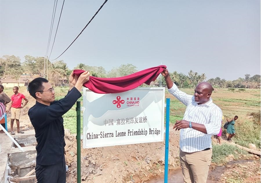 中國(guó)駐塞拉利昂大使王擎（左）和博城市市長(zhǎng)穆薩（右）為中國(guó)—塞拉利昂友誼橋揭牌。中國(guó)援塞農(nóng)業(yè)專家組供圖