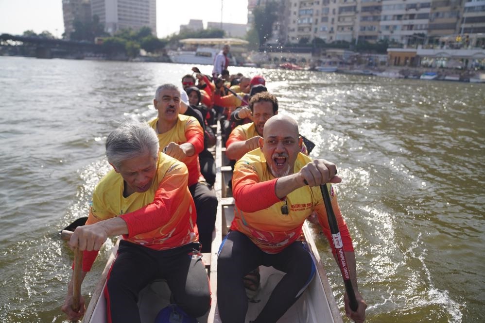 活動現(xiàn)場龍舟競技，共慶春節(jié)。開羅中國文化中心供圖