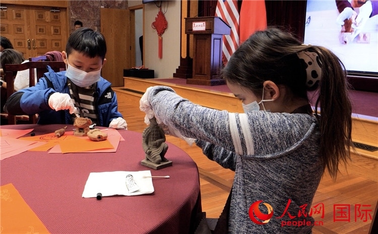 “我是文物修復(fù)師”活動環(huán)節(jié)。李鑫江攝