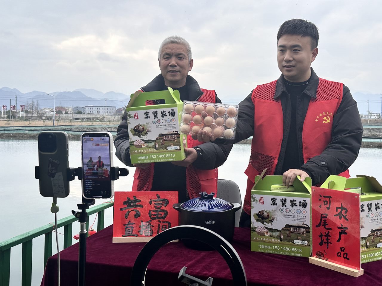 在蒼南金鄉(xiāng)鎮(zhèn)，永興、半浹連、河尾垟?shù)犬?dāng)年受災(zāi)的臨近村落，正連片建設(shè)美麗江南水鄉(xiāng)新景。圖為河尾垟村設(shè)在河邊的“共富直播間”。金鄉(xiāng)鎮(zhèn) 供圖