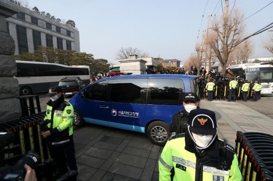  1月21日，尹錫悅乘坐的車輛進入韓國首爾的憲法法院。新華社記者姚琪琳攝
