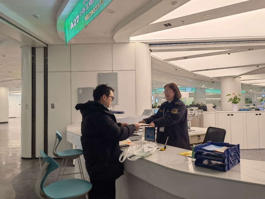 企業(yè)在出證窗口“一站式”領(lǐng)取變更后的營(yíng)業(yè)執(zhí)照。圖片來(lái)源：浙江衢州市市場(chǎng)監(jiān)督管理局