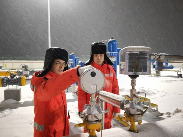 黑河作業(yè)區(qū)員工夜間對天然氣管道進行巡檢。受訪者供圖