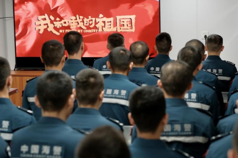 1月25日，中國海警海鷗艦組織艦上執(zhí)法員觀看紅色電影。