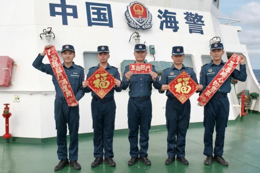 1月27日，中國海警海鷗艦執(zhí)法員們展示春聯(lián)福字，慶祝農(nóng)歷春節(jié)。
