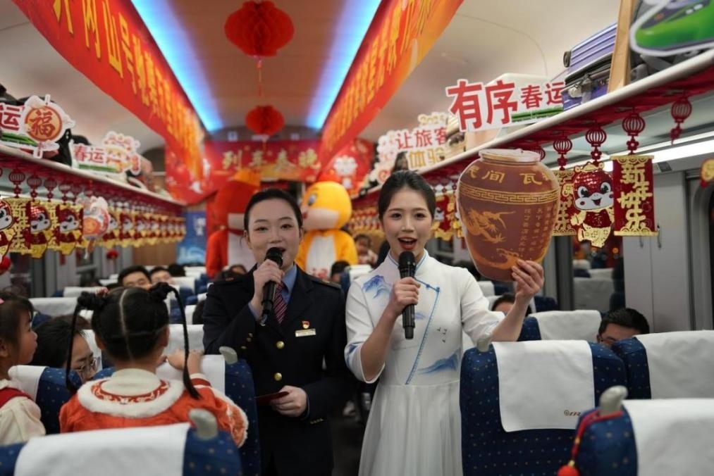 列車乘務(wù)員向旅客介紹江西美食——瓦罐湯。人民網(wǎng) 歐陽易佳攝