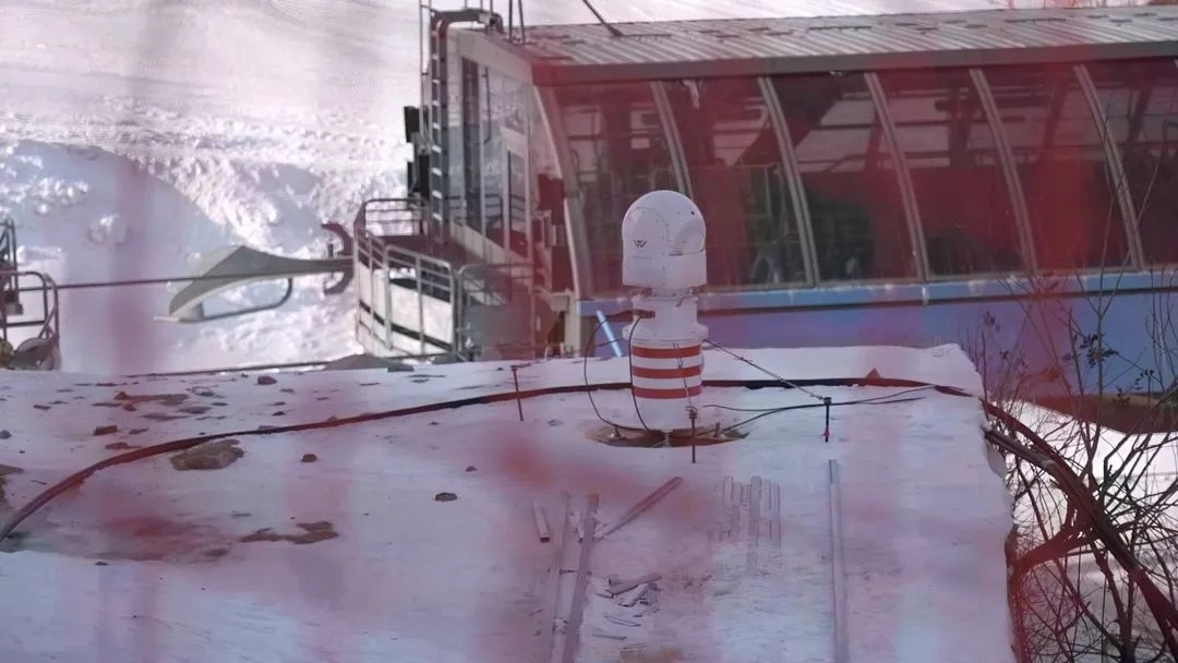 設(shè)在坡面障礙技巧和大跳臺雪道旁的激光測風(fēng)雷達(dá)。氣象部門供圖