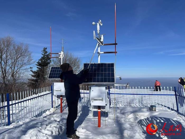 工作人員正在對氣象設(shè)備進(jìn)行日常維護(hù)。人民網(wǎng) 高清揚攝