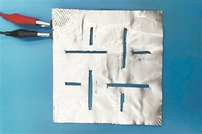 帶有矩形孔的袋式電池。圖片來源：英國《新科學家》雜志網(wǎng)站