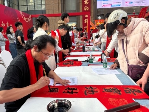 活動現(xiàn)場贈送春聯(lián)和福字。人民網(wǎng) 陳葉欣攝