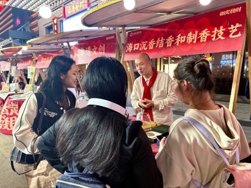 魏希望在非遺集市上介紹沉香。人民網(wǎng) 陳葉欣攝