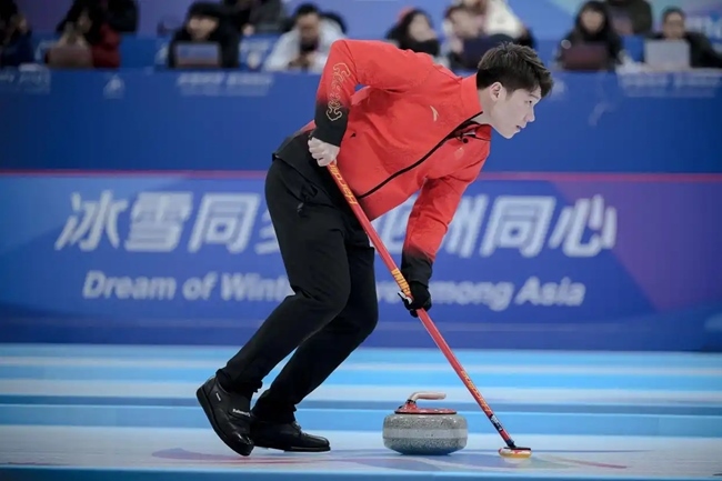 2月4日，中國隊選手王智宇在比賽中擦冰。新華社記者 江漢 攝