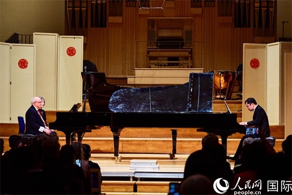 英國皇家音樂學院教授朱利安-雅格布森和旅英鋼琴家李勁峰演奏《黃河鋼琴協(xié)奏曲》。楊浩鵬攝
