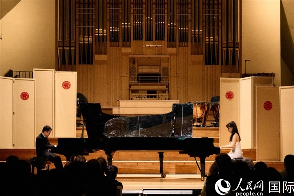 旅英鋼琴家李勁峰和郭鑫弈雙鋼琴“斗琴”。楊浩鵬攝