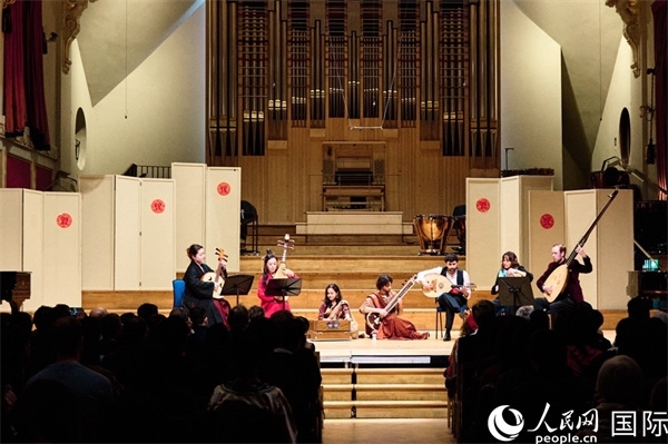 英國中樂團和倫敦魯特琴樂團演奏《絲綢之韻》。楊浩鵬攝