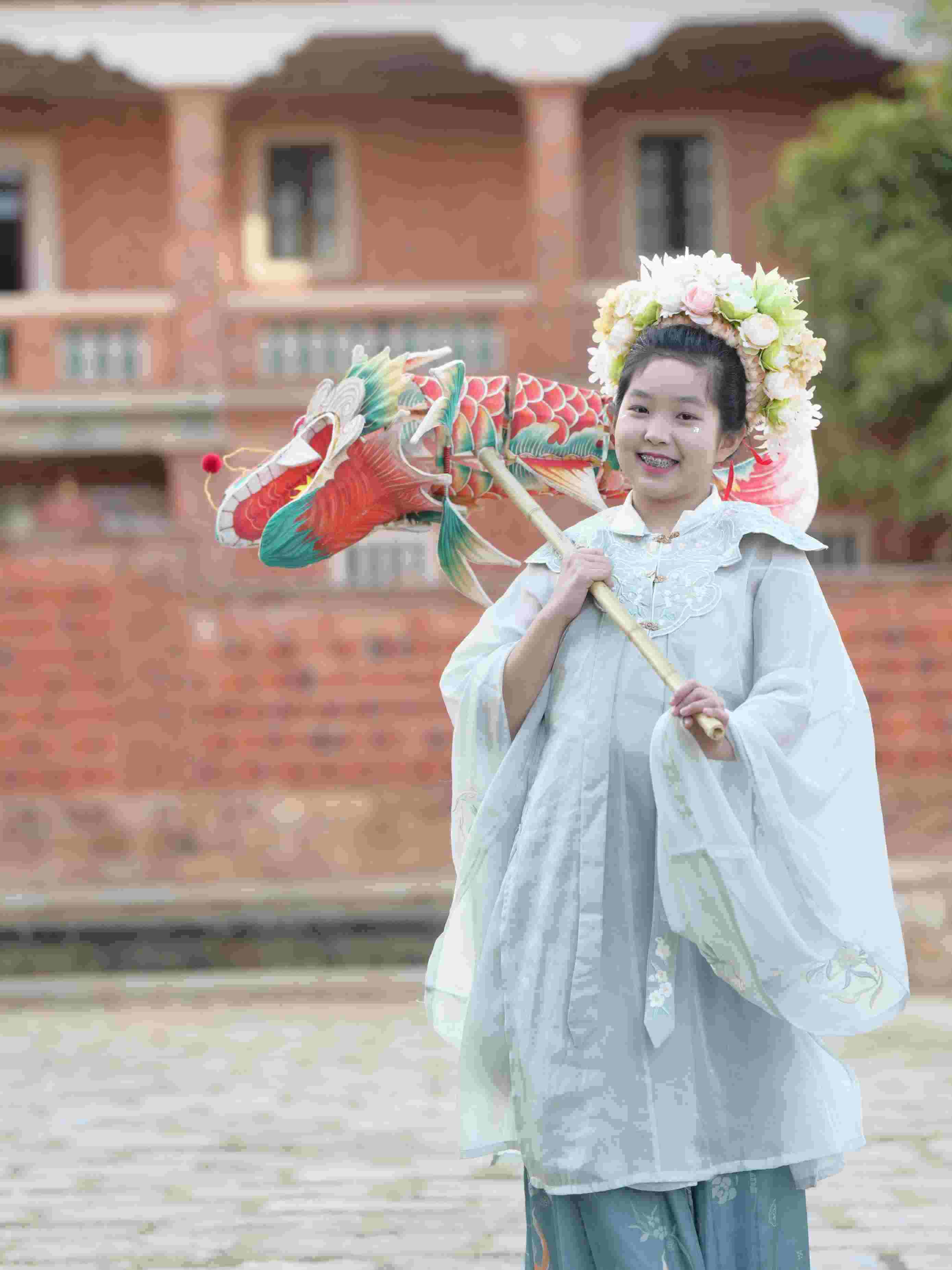 在泉州，沈女士為女兒拍下頭戴簪花的照片。受訪者供圖