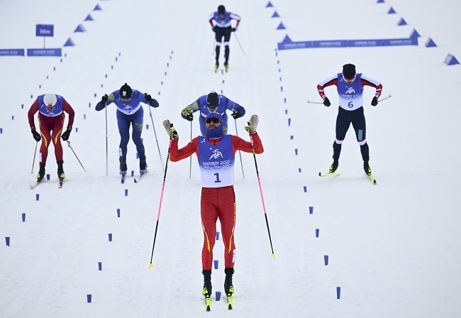 2月8日，王強(qiáng)（中）慶祝奪冠。新華社記者 張龍攝