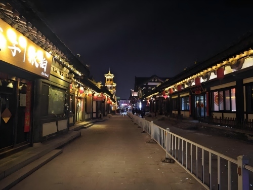 道歉公告發(fā)布后，夜晚10時(shí)的古城。人民網(wǎng)記者 黃鈺攝