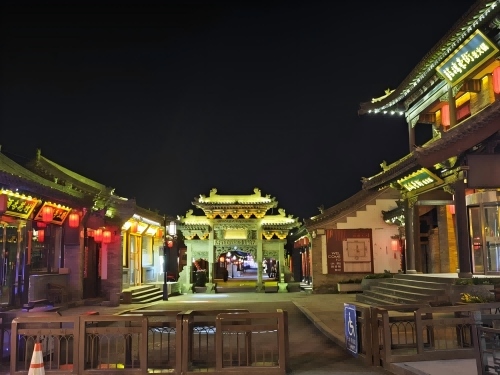 道歉公告發(fā)布后，凌晨5時(shí)的古城。人民網(wǎng)記者 黃鈺攝