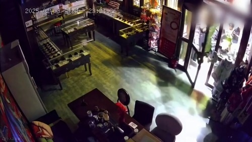 網(wǎng)傳“破門(mén)亮燈”畫(huà)面。網(wǎng)絡(luò)視頻截圖