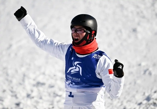 2月9日，李心鵬在比賽后慶祝。新華社記者 夏一方攝