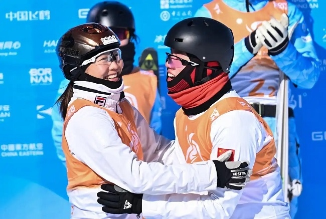 2月10日，中國隊(duì)選手李心鵬（前右）與徐夢桃慶祝。新華社記者 楊晨光攝