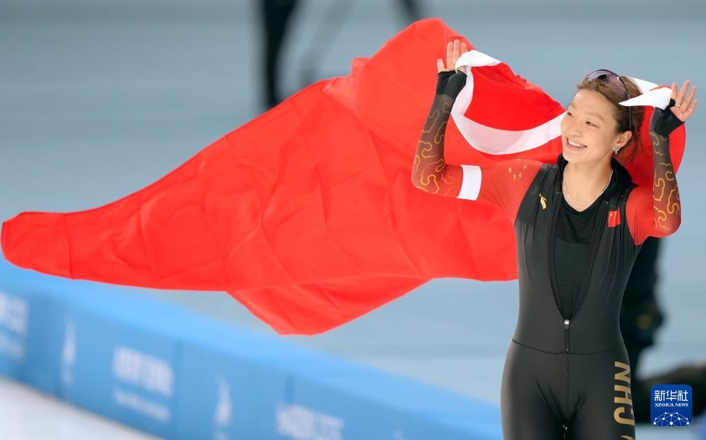 2月10日,楊濱瑜在賽后慶祝。新華社記者 王建威 攝