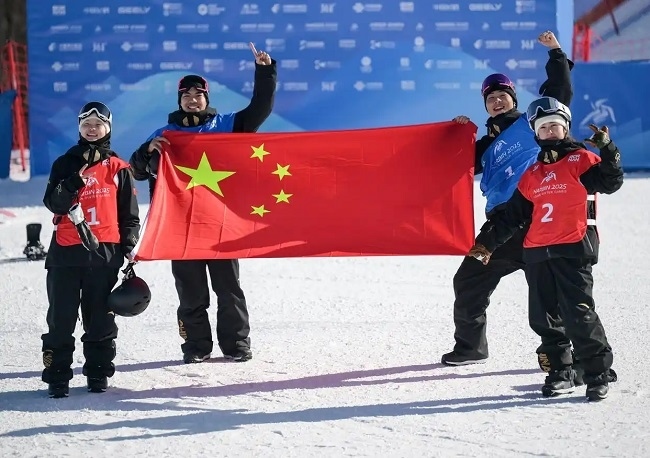 2月10日，中國(guó)隊(duì)選手張小楠、楊文龍、姜鑫杰與熊詩芮（從左至右）在比賽后慶祝。新華社記者 楊青攝