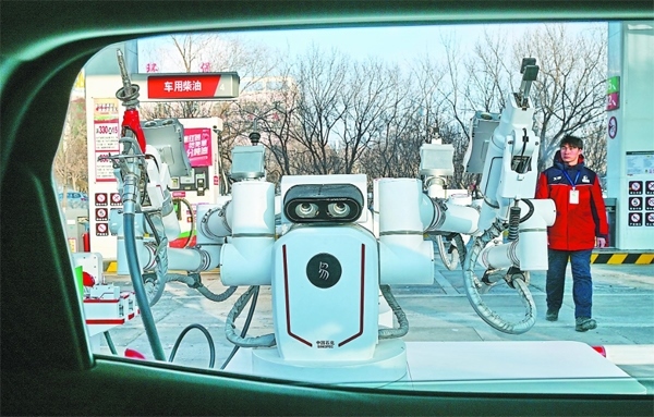 智能加油機(jī)器人在加能站工作。受訪者供圖