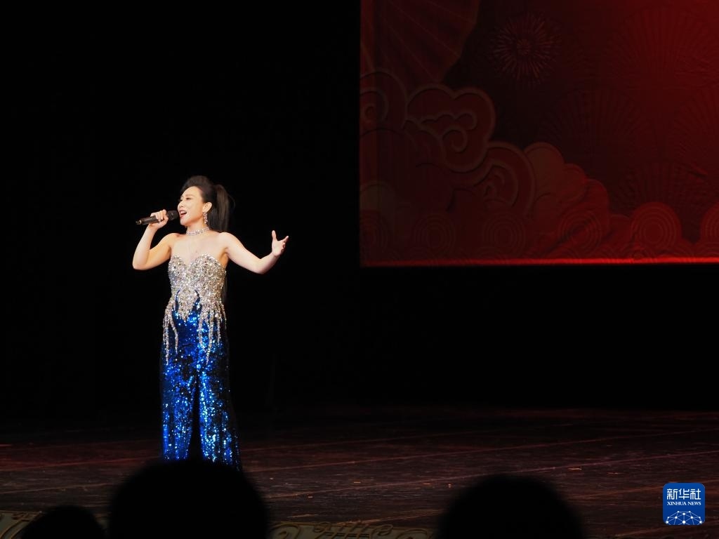 2月11日，歌手在哈薩克斯坦阿拉木圖的阿拜國家歌劇和芭蕾舞劇院演唱歌曲。新華社記者 趙宇 攝