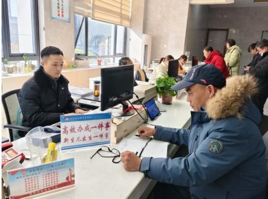 市民在 “高效辦成一件事” 窗口辦理業(yè)務。彭雪松攝