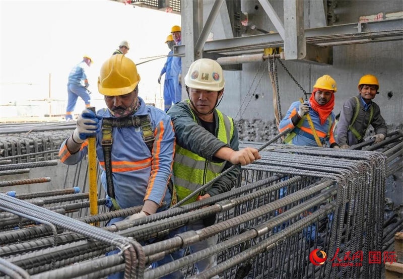 扎鋼筋。人民網(wǎng)塔里克·易卜拉欣攝