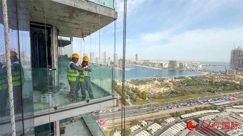 工人正在高層作業(yè)。人民網(wǎng)塔里克·易卜拉欣攝