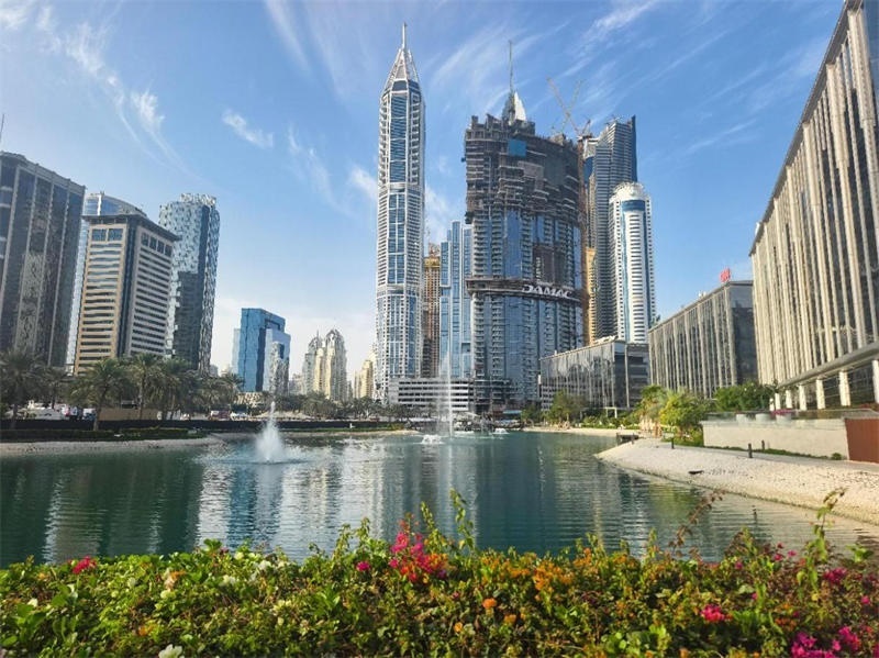 正在建設中的卡瓦利卡薩高層住宅項目（圖中有腳手架建筑）。 中建中東供圖 