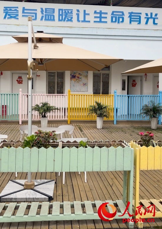 為讓“老小孩”住著開心，南泉鎮(zhèn)衛(wèi)生院設(shè)計(jì)成幼兒園風(fēng)格。人民網(wǎng) 陳葉欣攝