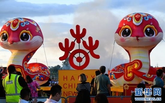 圖為游客在2025年奧克蘭元宵燈節(jié)游覽。（圖片由奧克蘭中國文化中心提供）