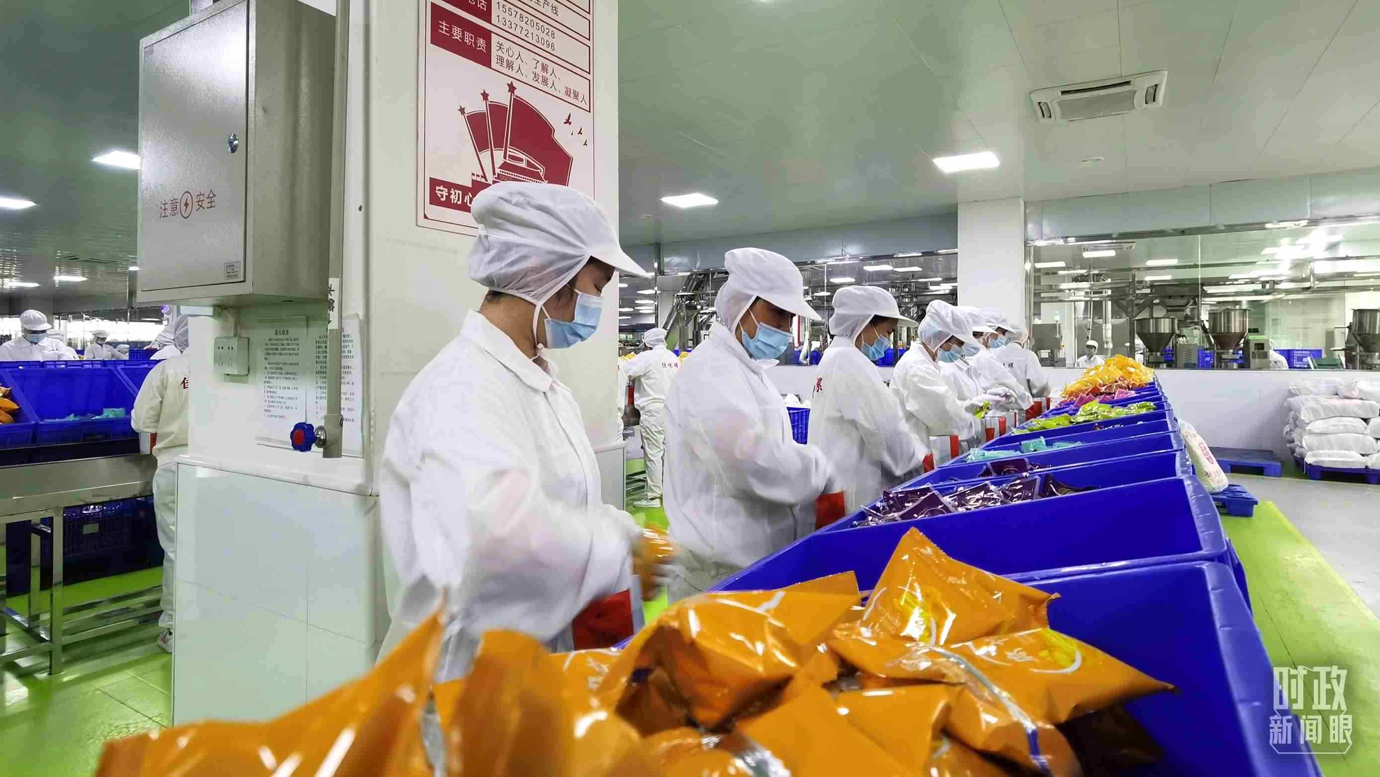 △廣西柳州螺螄粉配料包生產(chǎn)線。（總臺(tái)央視記者郭鴻拍攝）