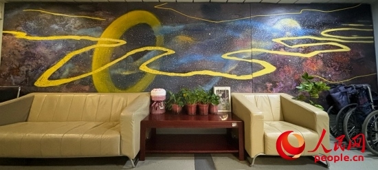 清華長庚醫(yī)院掛著一幅名為“生命長河”的畫，家屬將離世親人的名字寫在上面。人民網 陳葉欣攝