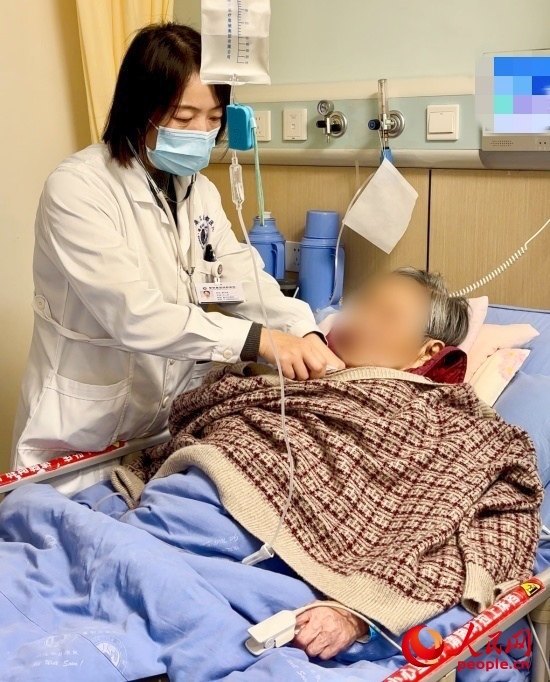 廖澤燕為張婆婆聽診。人民網記者 金慧慧攝